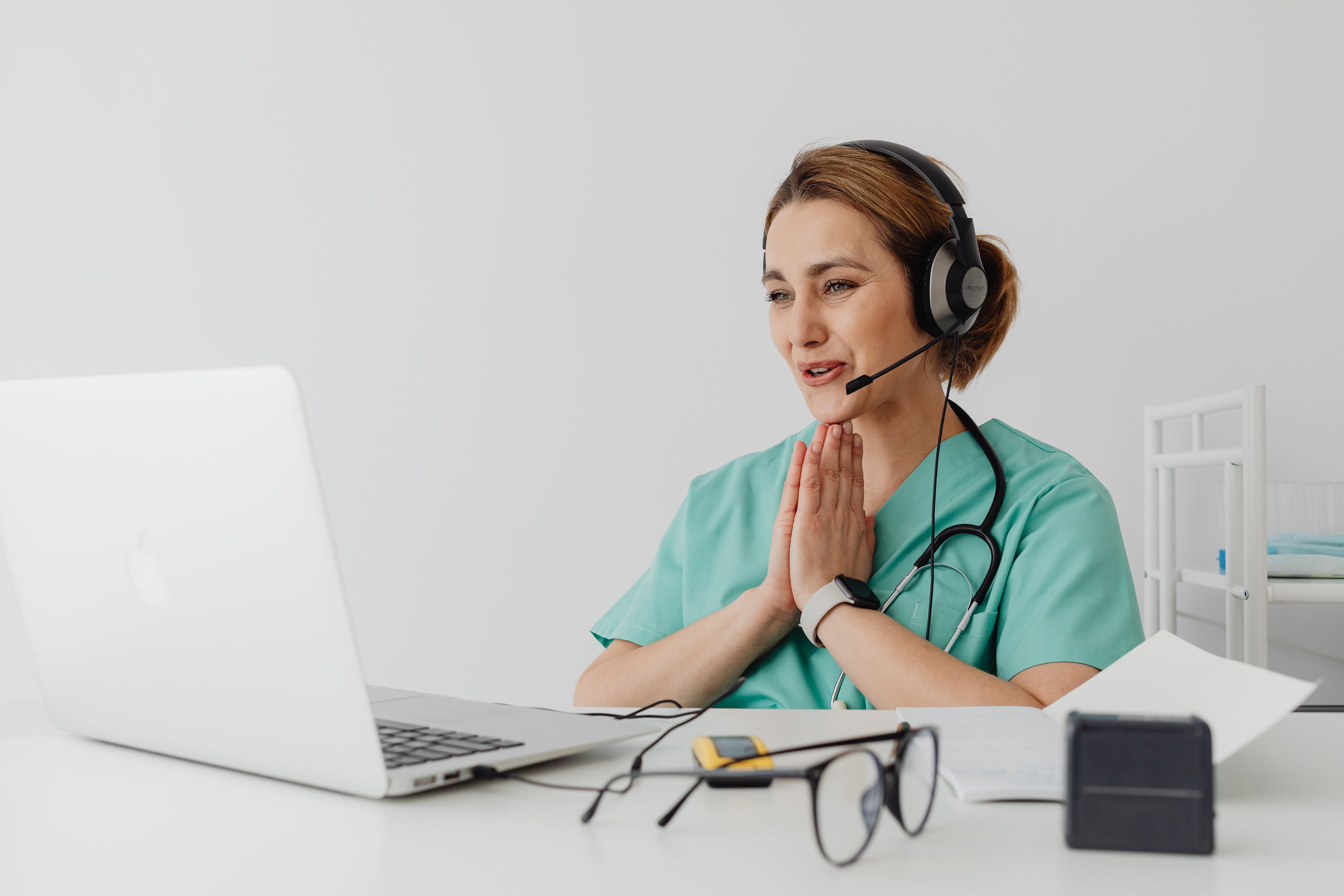 Profesional de la salud atendiendo paciente